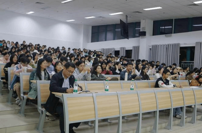 与会同学认真听讲