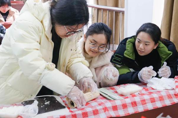 同学们亲手制作寿司