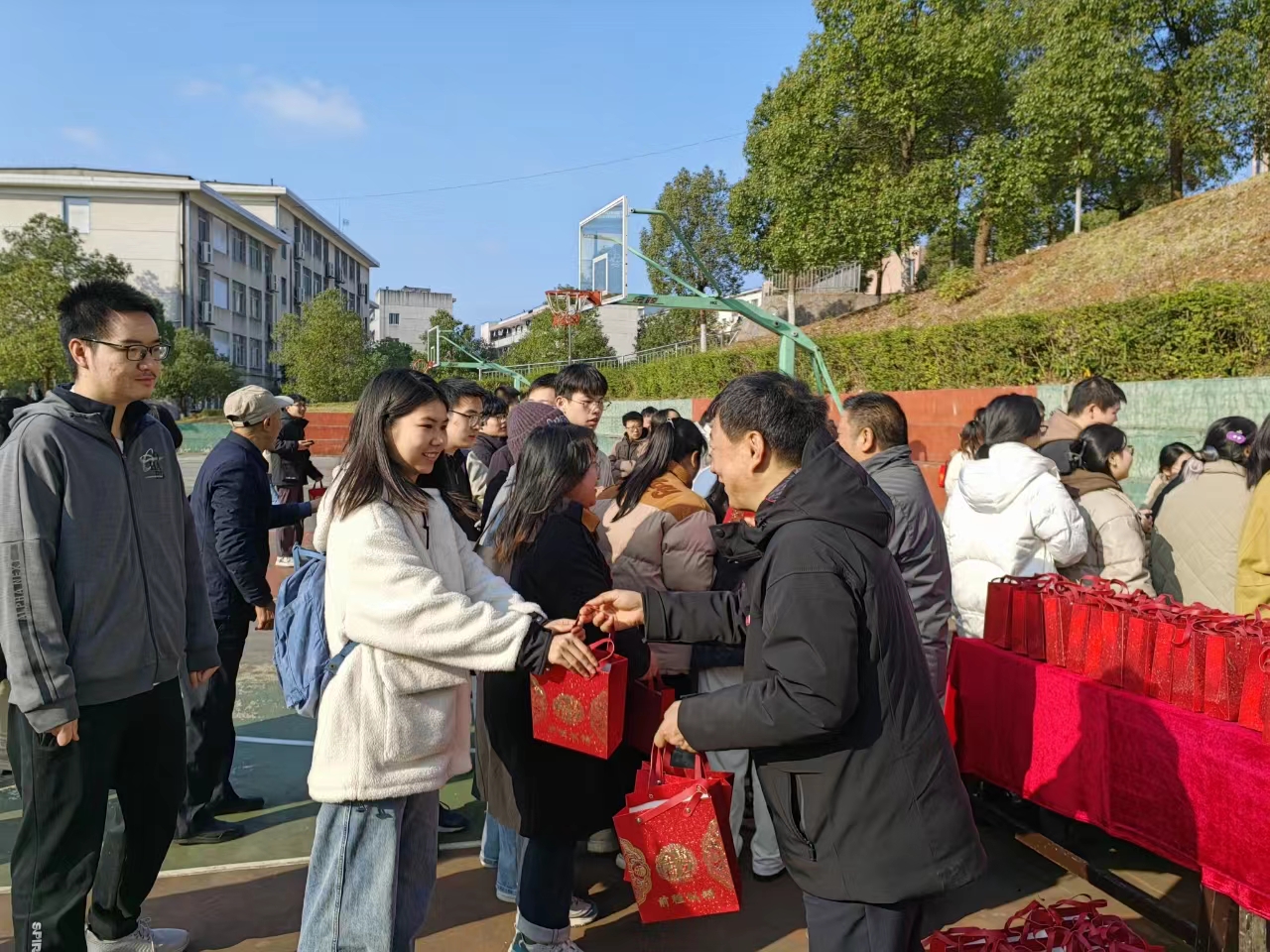 湘潭大学“暖心礼包”温暖考研学子心8.jpg
