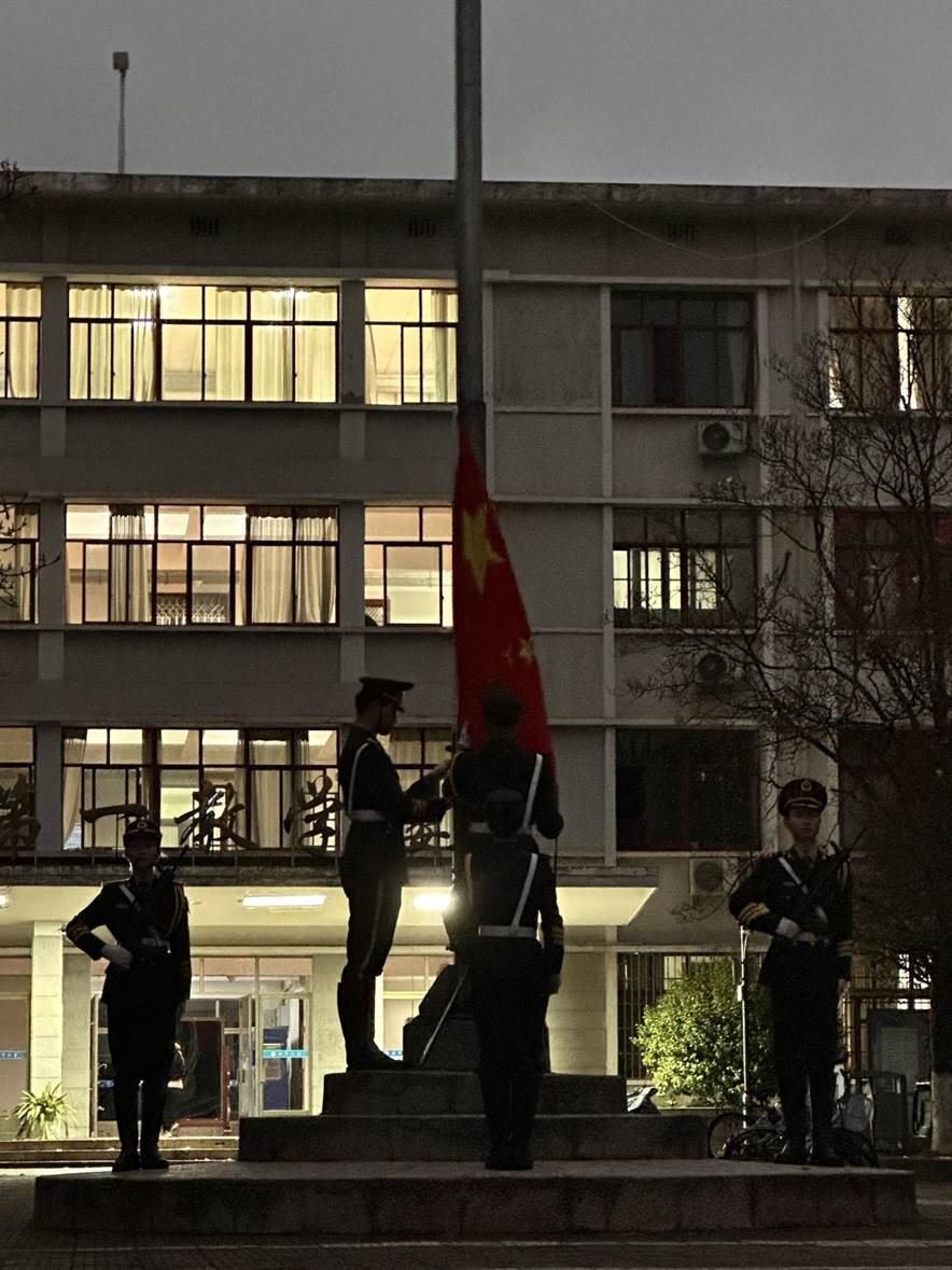 图为国旗准备升起