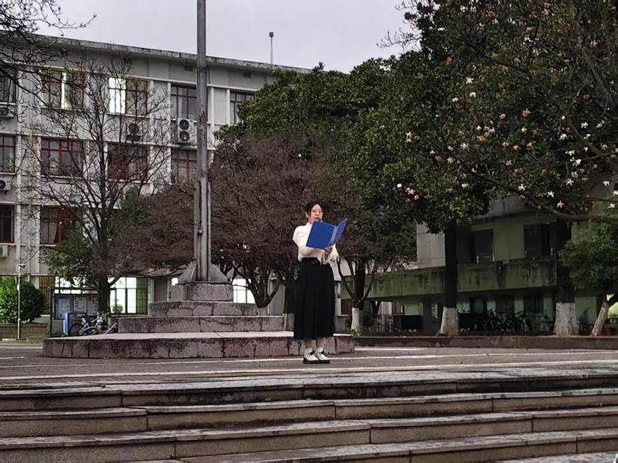 图为欧阳瑶同学演讲